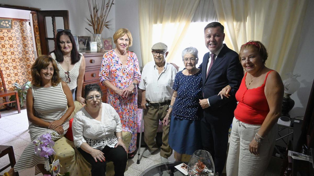 Teodoro Sosa y Dolores Delgado, junto al matrimonio y su familia.