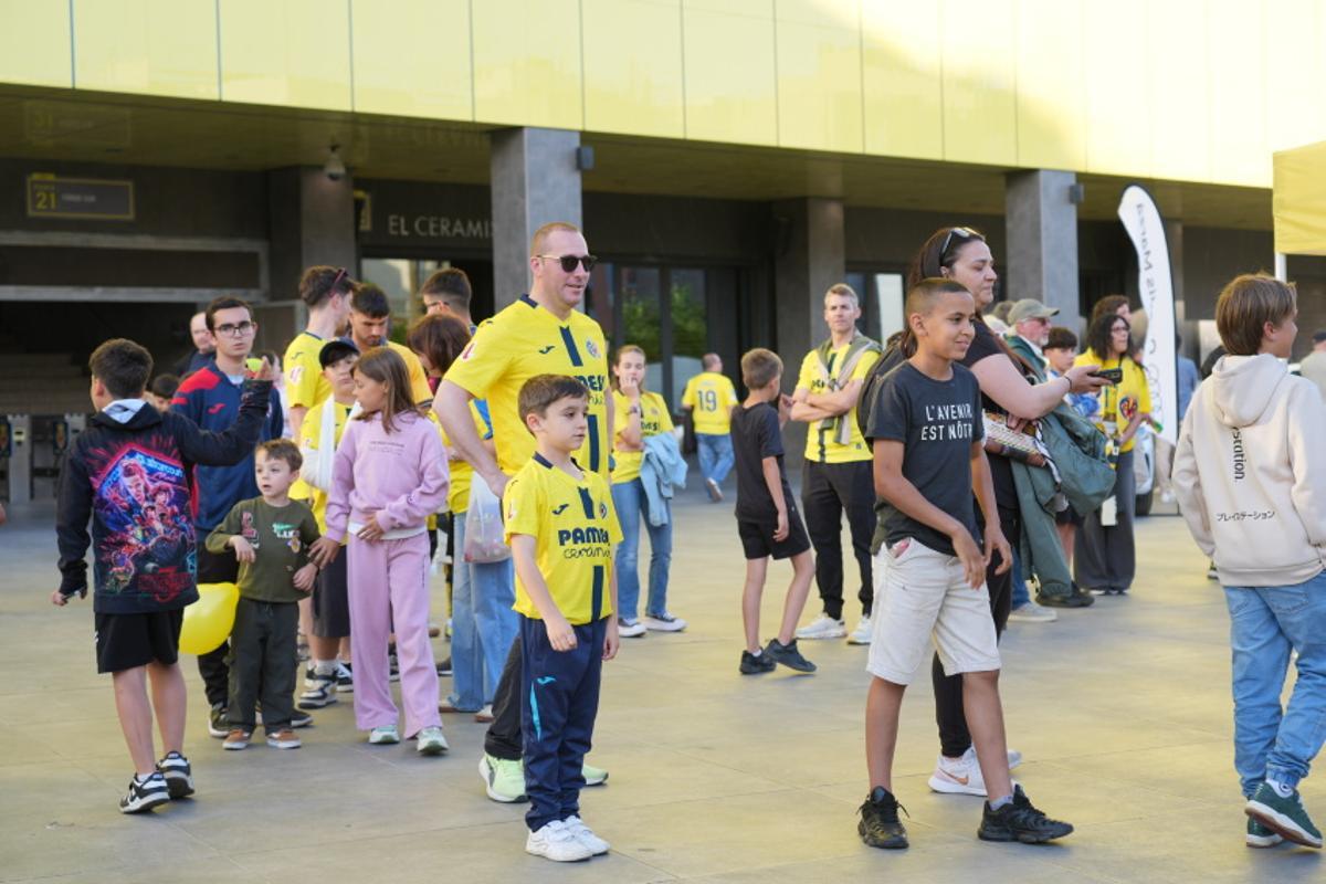 Galería: La afición del Villarreal, presente para tratar de sellar la Champions Galería: La afición del Villarreal, presente para tratar de sellar la Champions