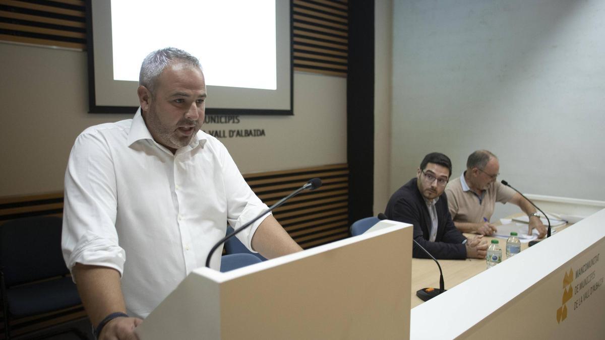 El alcalde de Pinet, Gonzalo Catalá, tras su elección como vicepresidente de la Mancomunitat, contemplado por Alejandro Quilis.