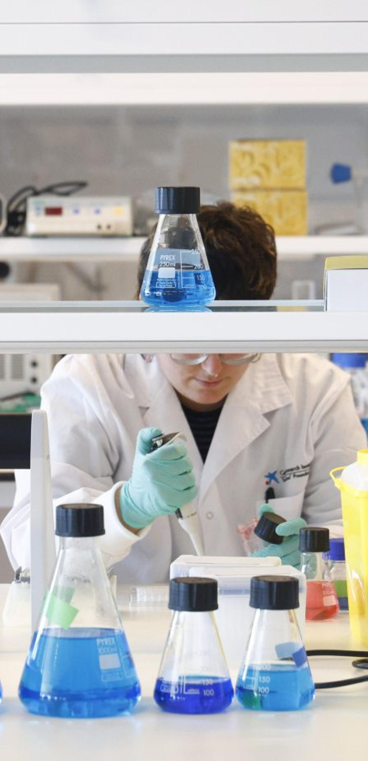 Una investigadora treballa al CaixaResearch Institute, ahir. | QUIQUE GARCÍA / EFE