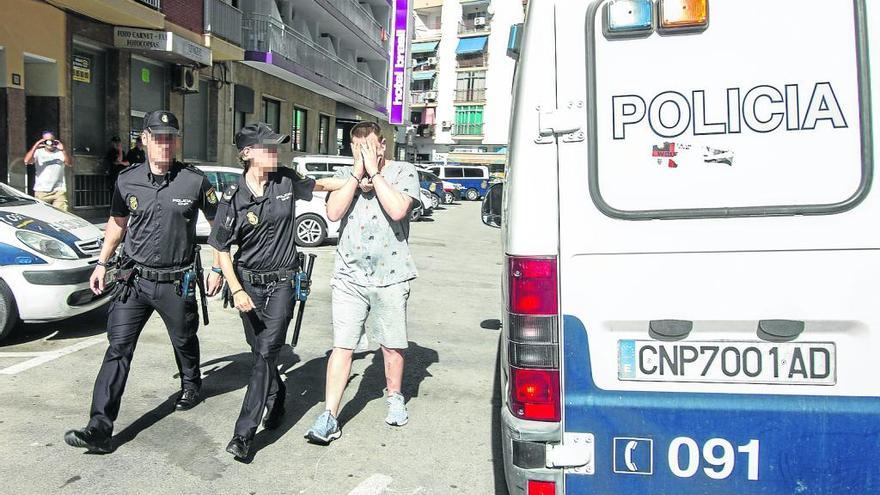 Momento en que la Policía Nacional de Benidorm traslada ayer al fugitivo italiano.