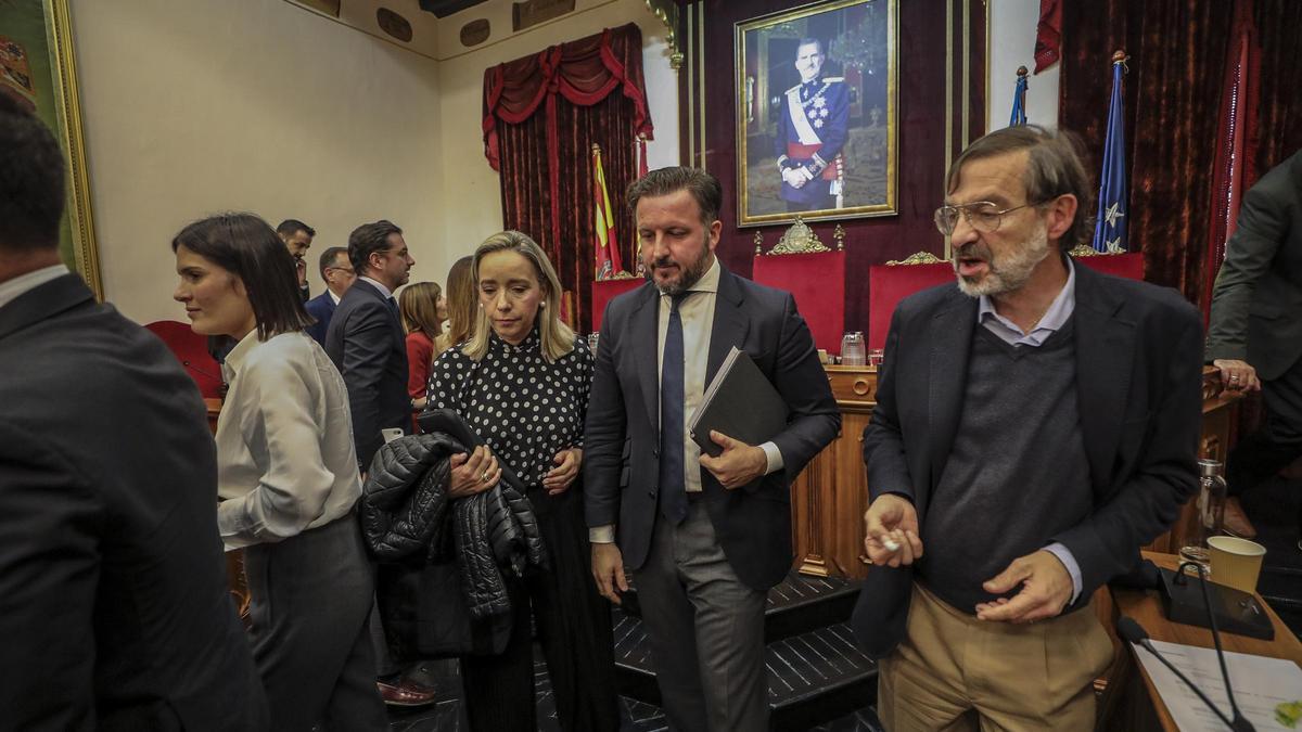 El alcalde Ruz abandona cabizbajo el pleno junto a Lastra y el asesor Martínez-Pujalte