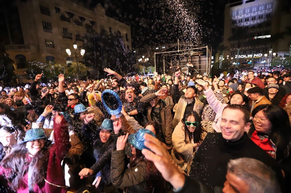 Ambiente en la fiesta de Nochevieja en las Tendillas, donde cientos de cordobeses han recibido el 2024.