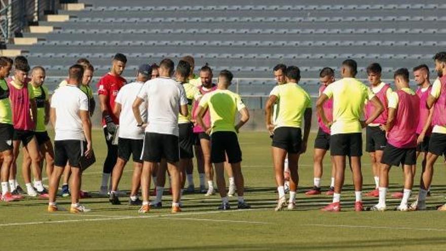 La plantilla costasoleña, durante un entrenamiento