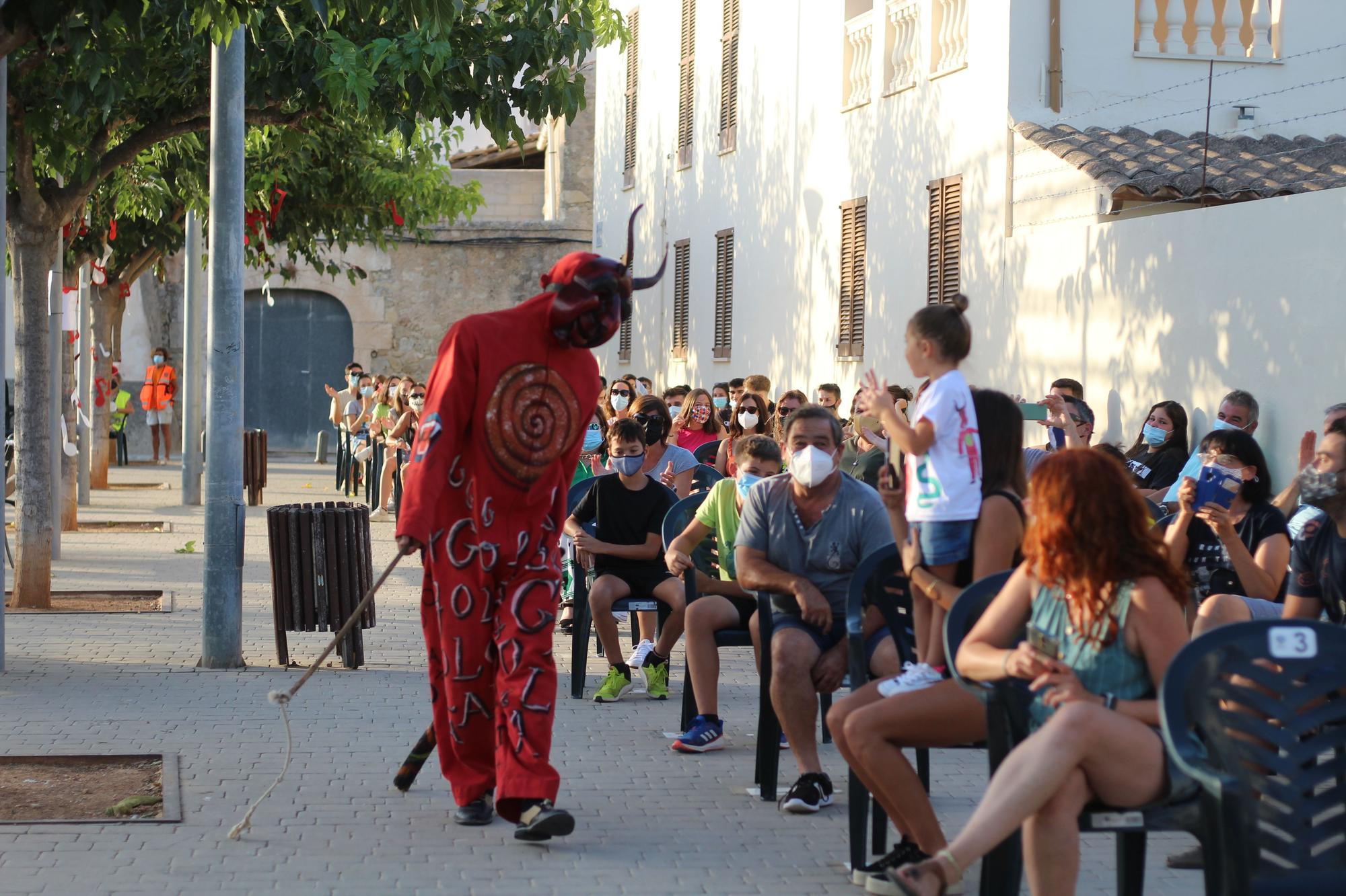 Sant Joan «condena» a sus ‘Dimonis’ que reparten ‘llandera’ contra el virus