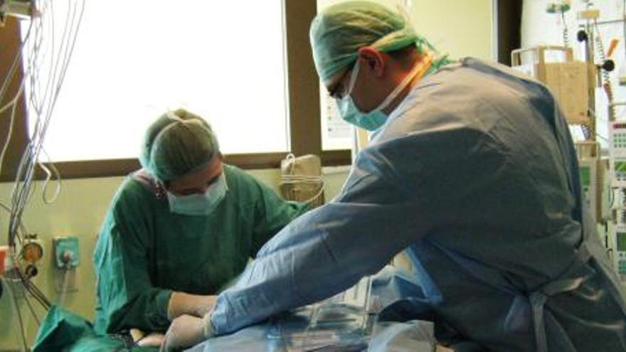 Colocación de las cánulas en un quirófano del hospital La Fe que comenzó a utilizar este dispositivo el 24 de diciembre de 2006.