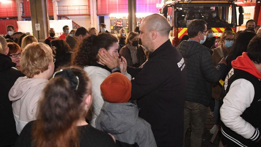 Llegada de refugiados ucranianos al parque de bomberos de A Coruña tras estallar la guerra. | | C. PARDELLAS