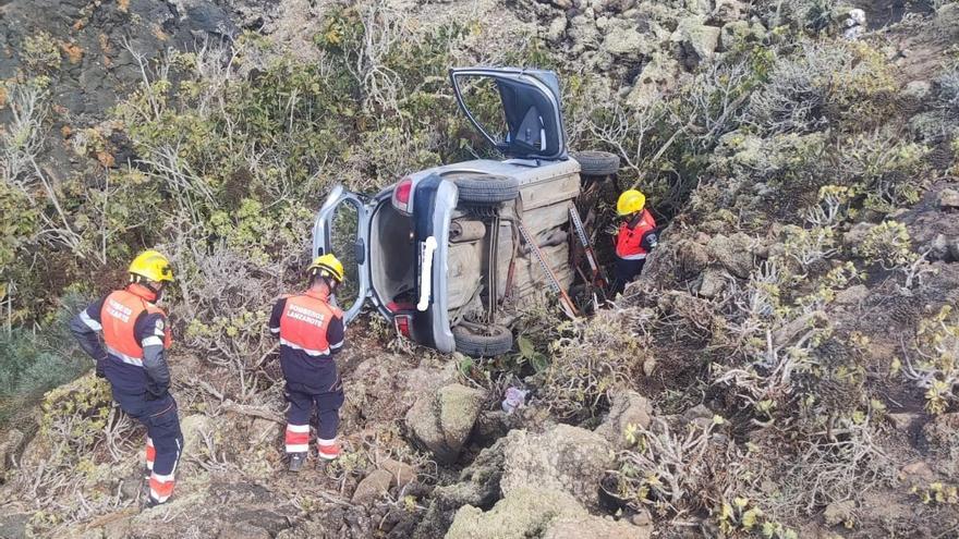 Aparatoso vuelco de un coche con un atrapado en una cavidad volcánica en Lanzarote