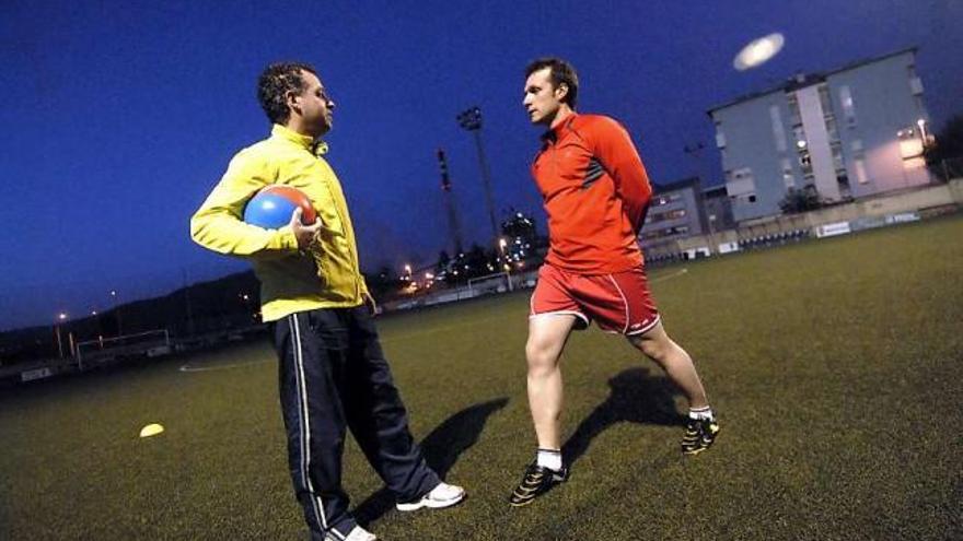 Juanjo Corujo, a la izquierda, conversa con Yeyo durante el entrenamiento del pasado lunes en Lada.