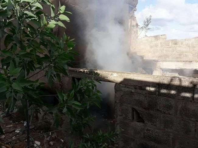 Incendio de una vivienda abandonada en el Ejido