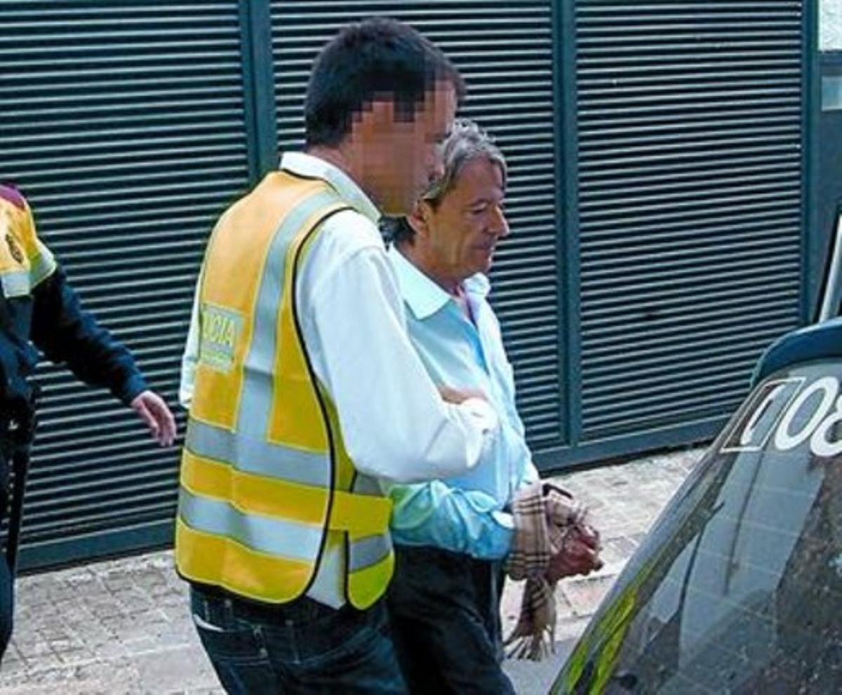 Josep Xicola, escortat pels Mossos, a la sortida de la seva vivenda de luxe a Cabrils (Maresme), divendres. Josep Xicola, escortat pels Mossos, a la sortida de la seva vivenda de luxe a Cabrils (Maresme), divendres.