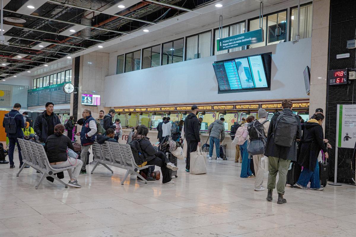 Desconcierto en la estación de Sants tras la suspensión del servicio de Rodalies