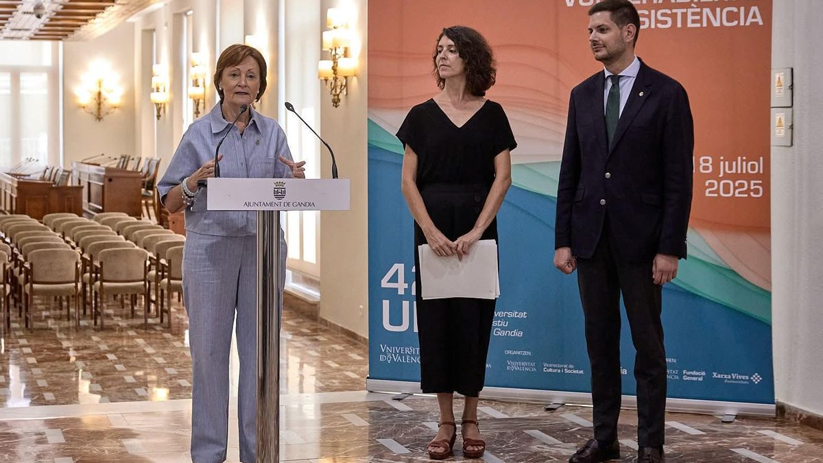 La rectora Mestre, la directora Melo y el alcalde Prieto, en la presentación de la Universitat d’Estiu 2025.