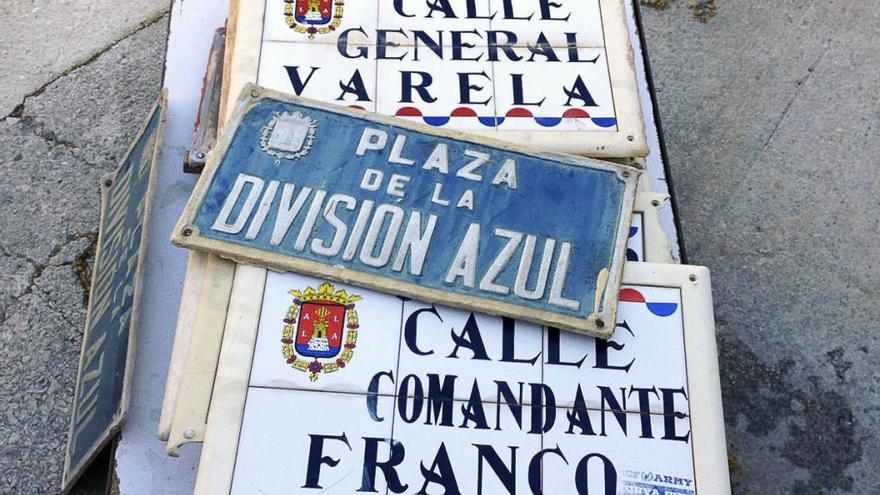 Reponen en Alicante la placa franquista de la División Azul entre gritos contra el PP y Franco