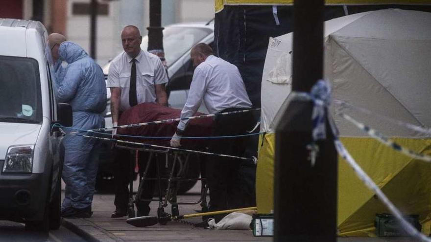 Retirada del cuerpo de la mujer asesinada ayer en Russell Square. // Efe