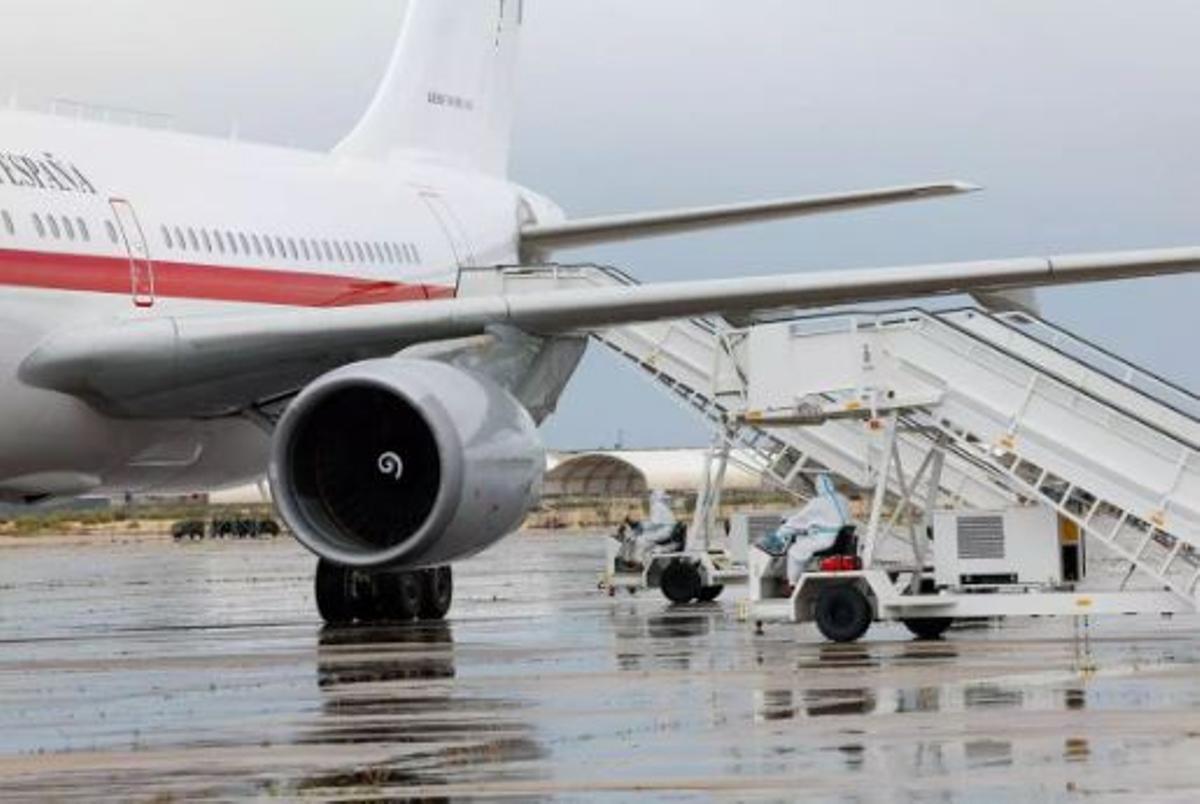 La llegada de los 14 pasajeros españoles del MV Hondius a la base aérea madrileña de Torrejón, en imágenes