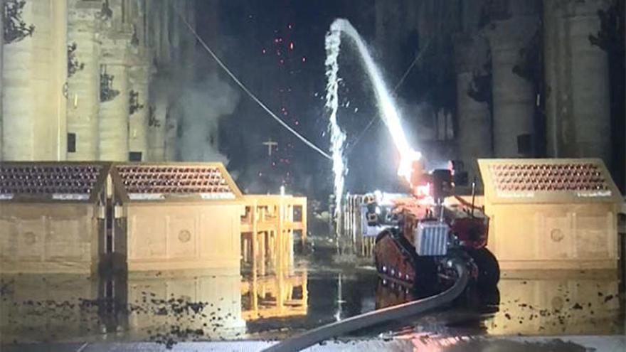 Bomberos de París difunden labores para extinguir el incendio de Notre Dame