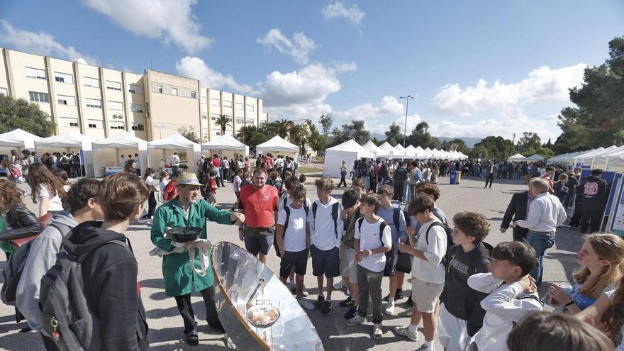 VÍDEO | La feria ‘Ciència per a Tothom’ reúne a más de 5.000 estudiantes en la UIB: ”Queremos despertar la curiosidad entre los más jóvenes”