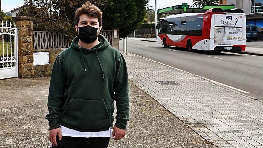 Pablo Vega, vecino de la carretera del Piles al Infanzón, ayer. | J. Plaza