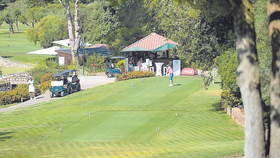 Uno de los participantes practica en el ‘tee’ del hoyo 1 del Golf Club Son Servera.