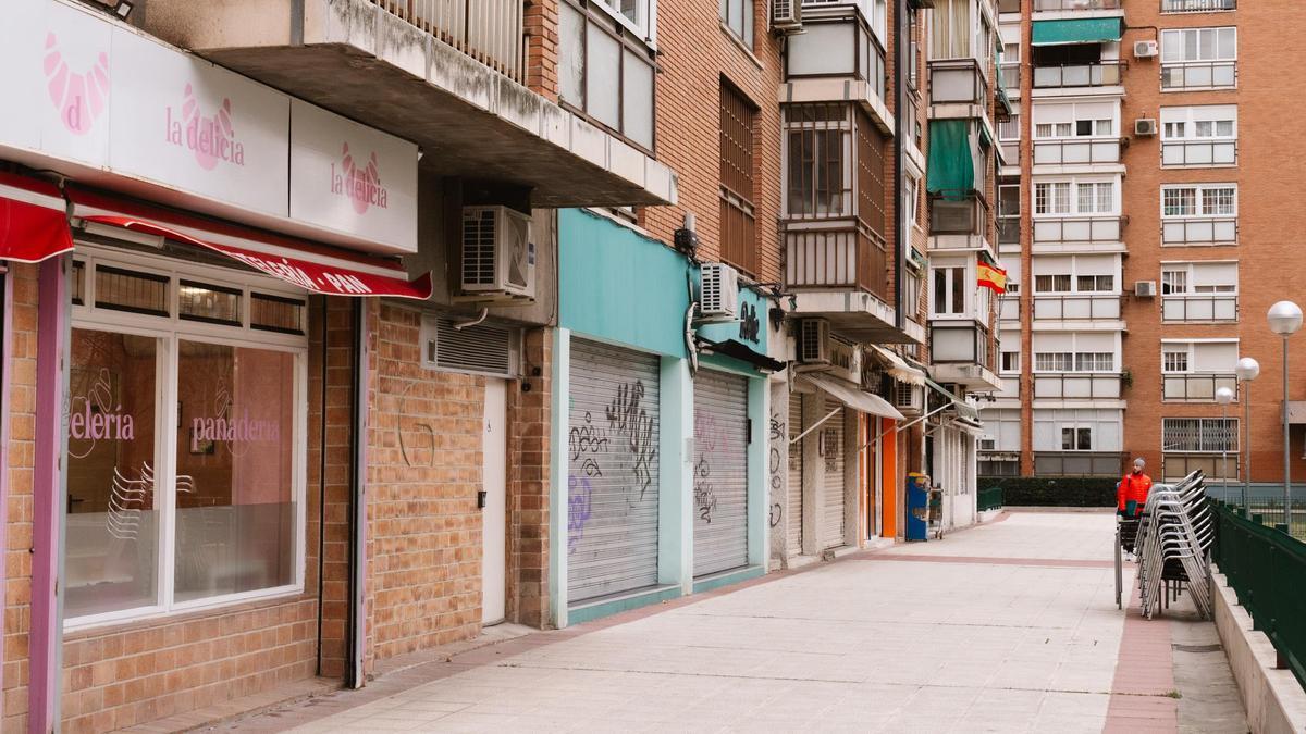 Locales comerciales cerrados en una de las calles de Santa Eugenia.