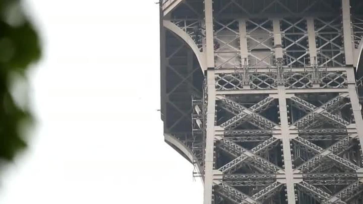 Evacuada la Torre Eiffel porque un intruso intenta escalarla