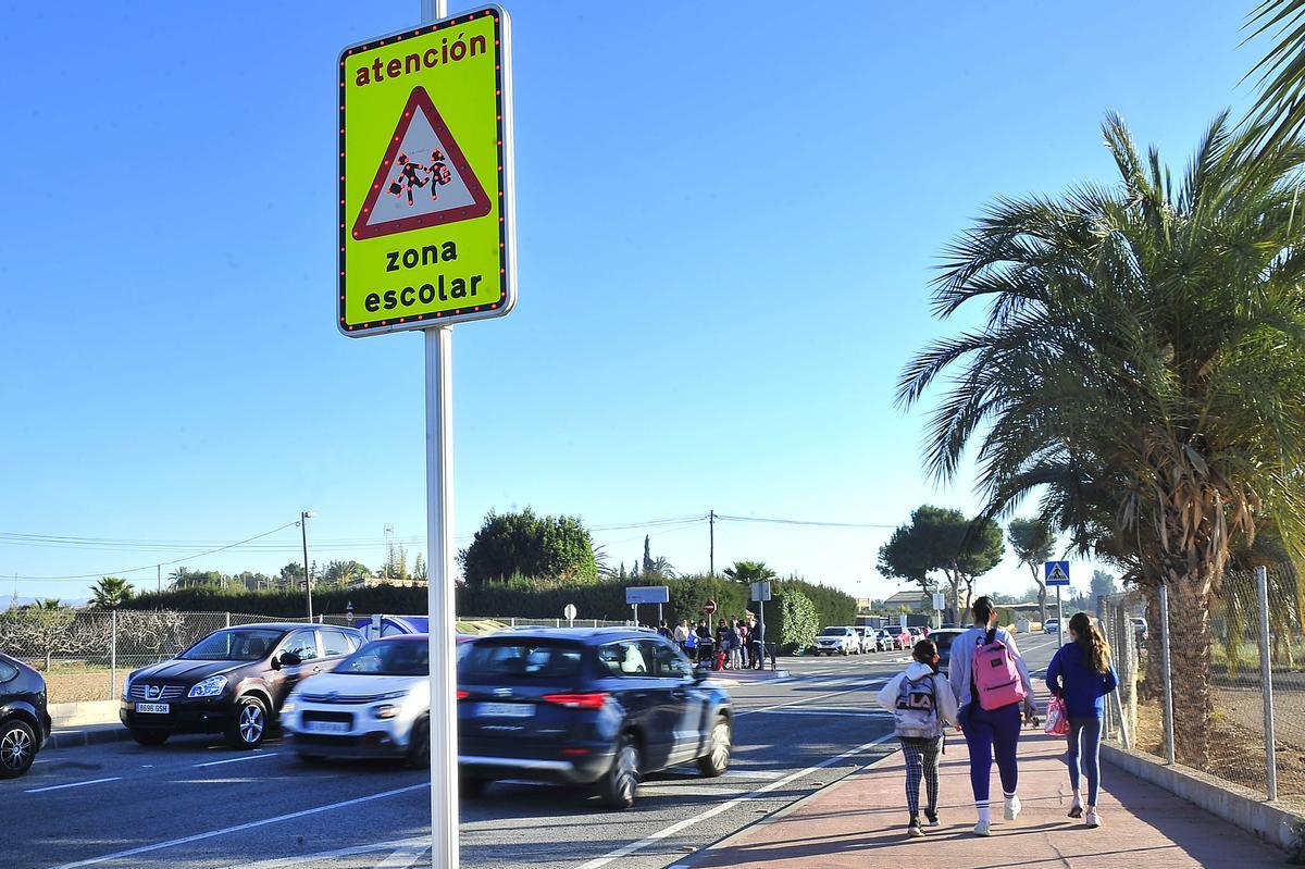 Señal luminosa que advierte de la presencia de una zona escolar y que muchos coches ignoran.