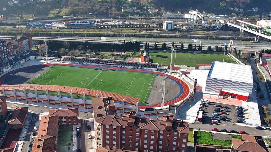 Los estadios de Mieres ven la luz: sale a concurso la mejora de la eficiencia energética en cuatro campos de fútbol