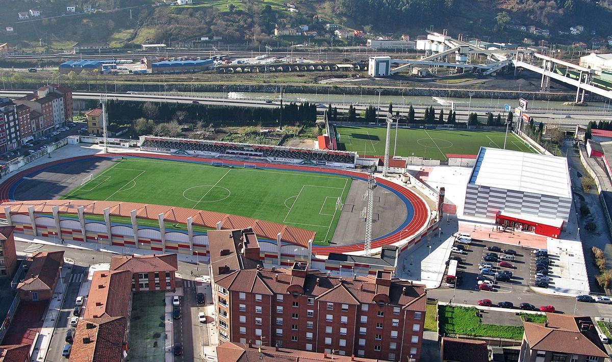 El complejo deportivo del Batán, con el Hermanos Antuña a la izquierda, con pista de atletismo, el pabellón Visiola Rollán a la derecha y el campo Eliseo Gutiérrez, al fondo.