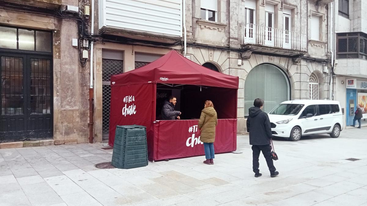 Punto informativo sobre el colector marrón en A Estrada, donde empezará a instalarse este jueves.