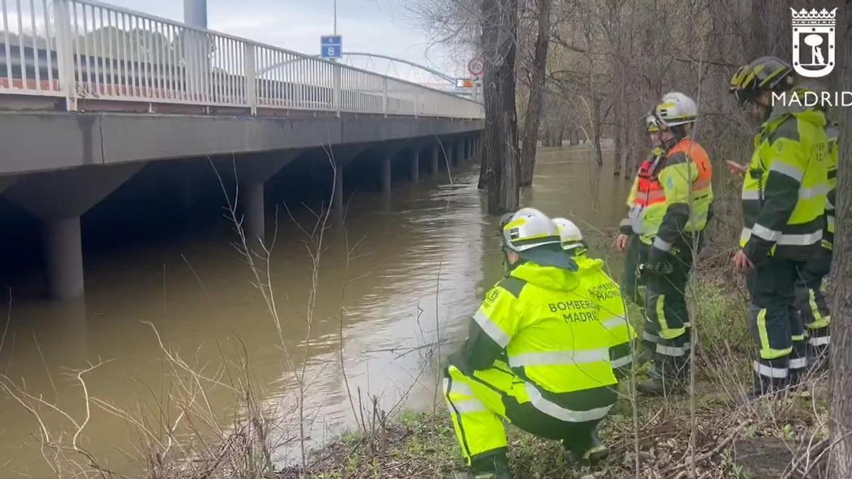Los bomberos, muy preocupados al quedarse el Manzanares a solo un metro de la A-6: "Hay que estar muy alerta"