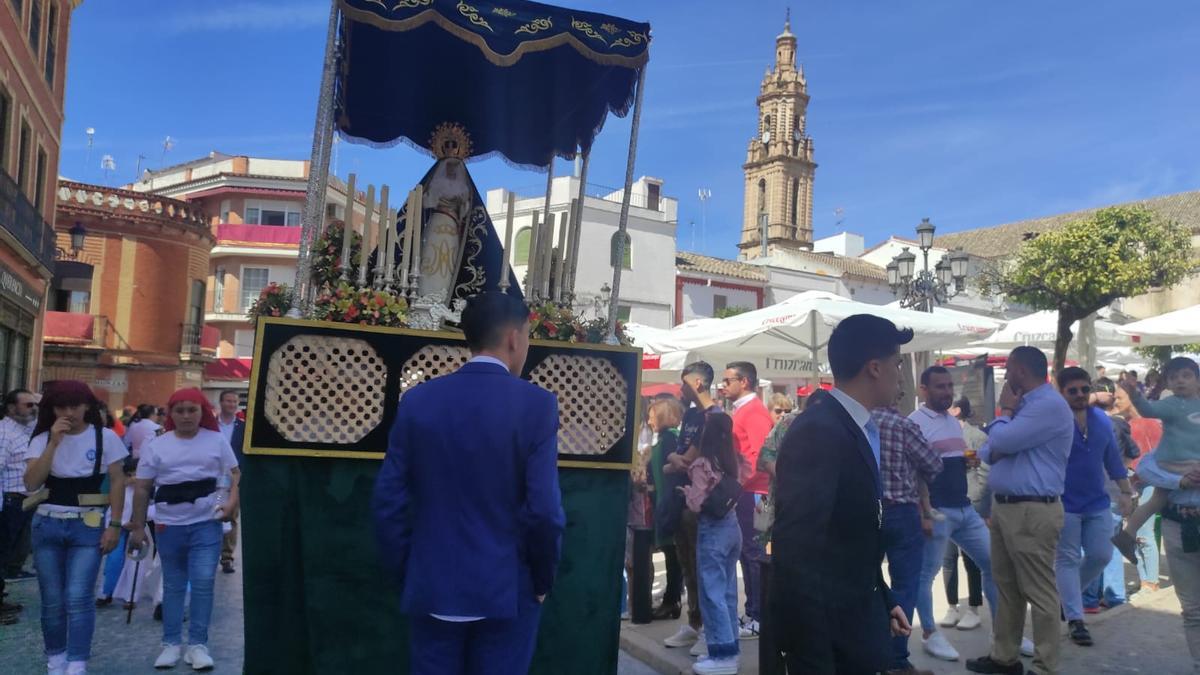 Procesión a su paso por la plaza Mayor de Bujalance.