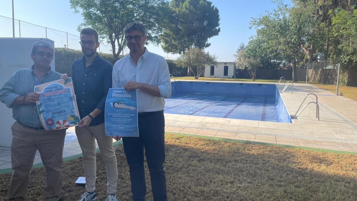 Sergio Velasco, con sus concejales de Deportes y Medio Ambiente, en la piscina municipal.