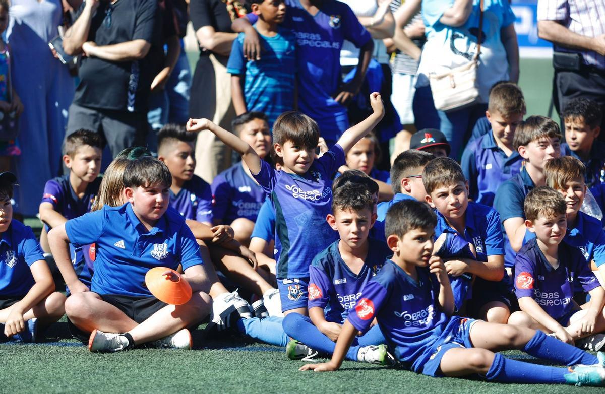 En imágenes | Salma Paralluelo ya da nombre al campo de fútbol de San José En imágenes | Salma Paralluelo ya da nombre al campo de fútbol de San José