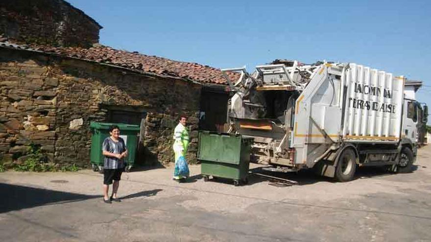 Recogida de las basuras durante la jornada de ayer en uno de los pueblos de la Mancomunidad.