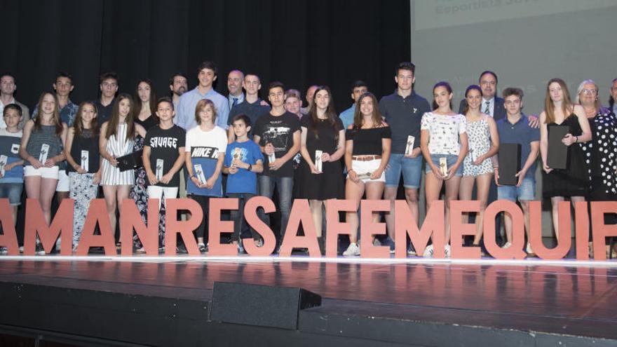 Foto de grup dels finalistes joves de la Nit de l&#039;Esportista de Manresa.