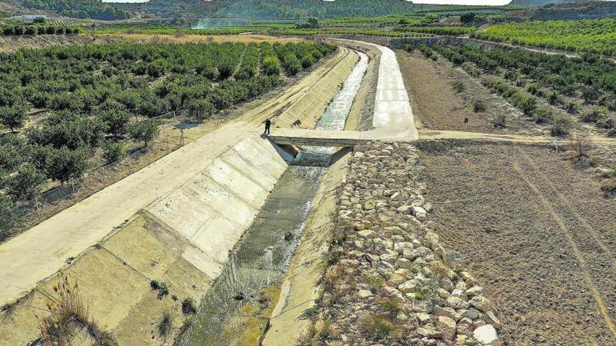 Uno de los pasos sobre la rambla del Derramador para el acceso a las fincas aledañas. |