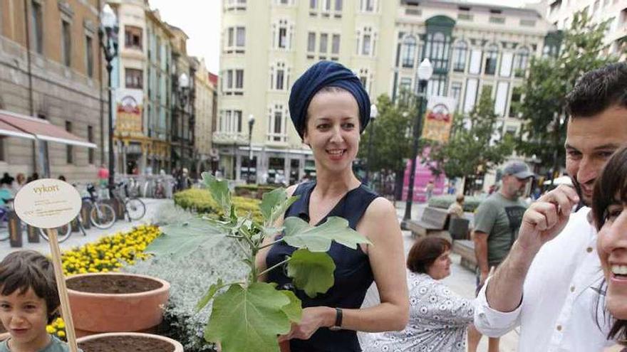 Virginia López, ayer, en la plaza del Parchís, con las plantas de berenjena.