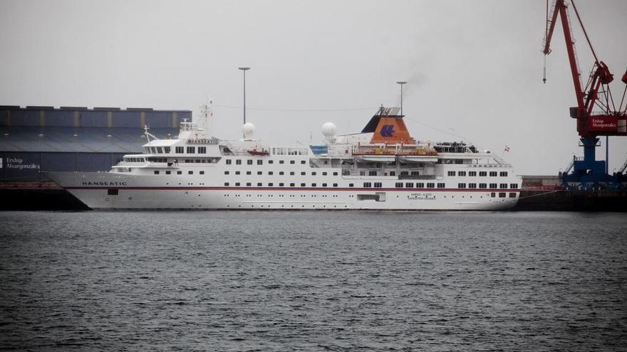 El crucero &quot;Hanseatic&quot;, último que visitó El Musel, atracado el jueves de la semana pasada en el Muelle Moliner.