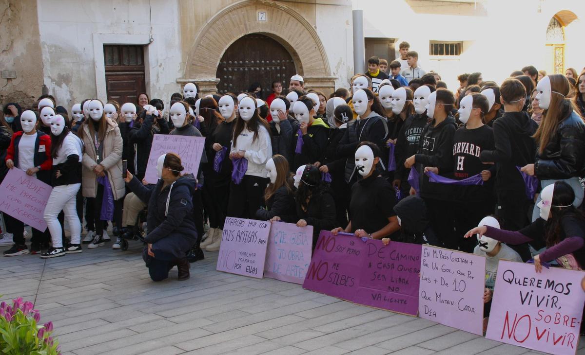 Los estudiantes del instituto de Épila en la plaza del ayuntamiento.