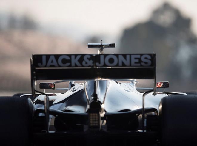 El conductor de Haas Kevin Magnussen toma parte en los tests para la nueva temporada de Fórmula 1 en el Circuit de Catalunya en Montmelo, en Barcelona.