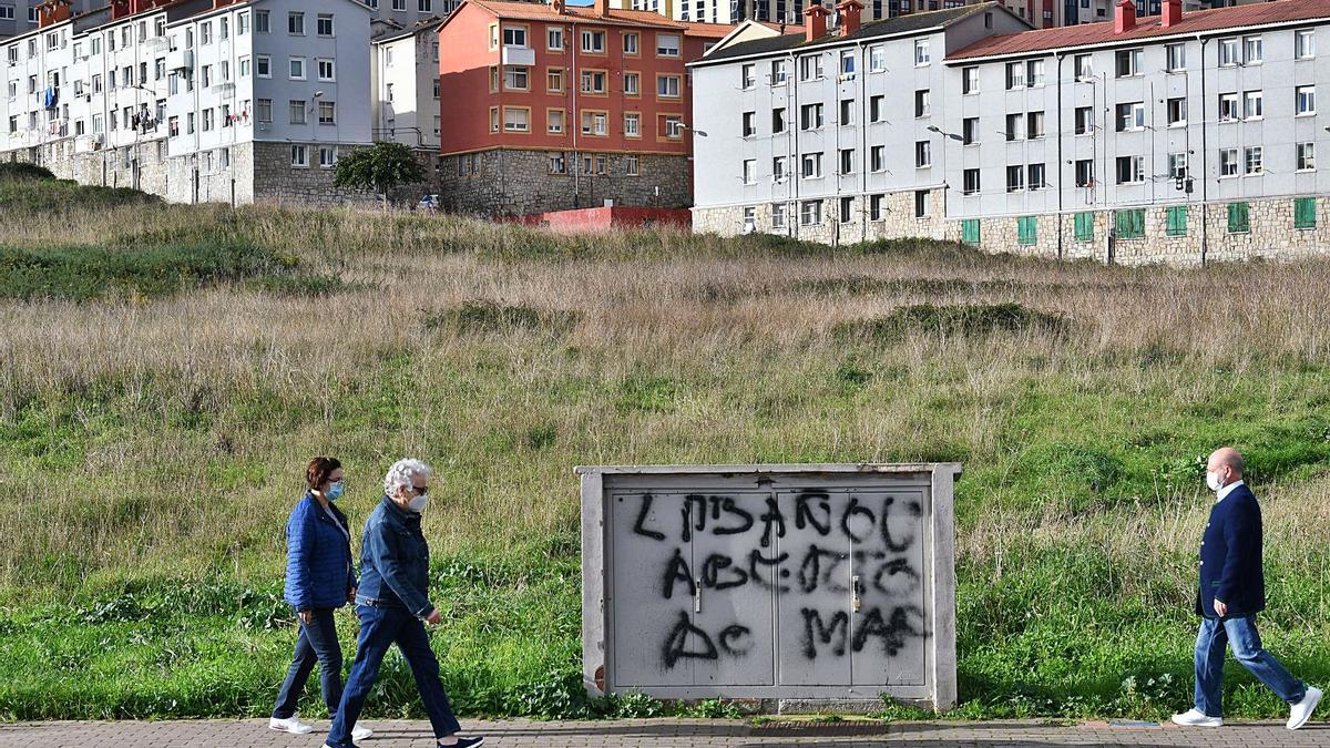 Vecinos pasean junto a los terrenos donde se prevén levantar los pisos. |   // VÍCTOR ECHAVE