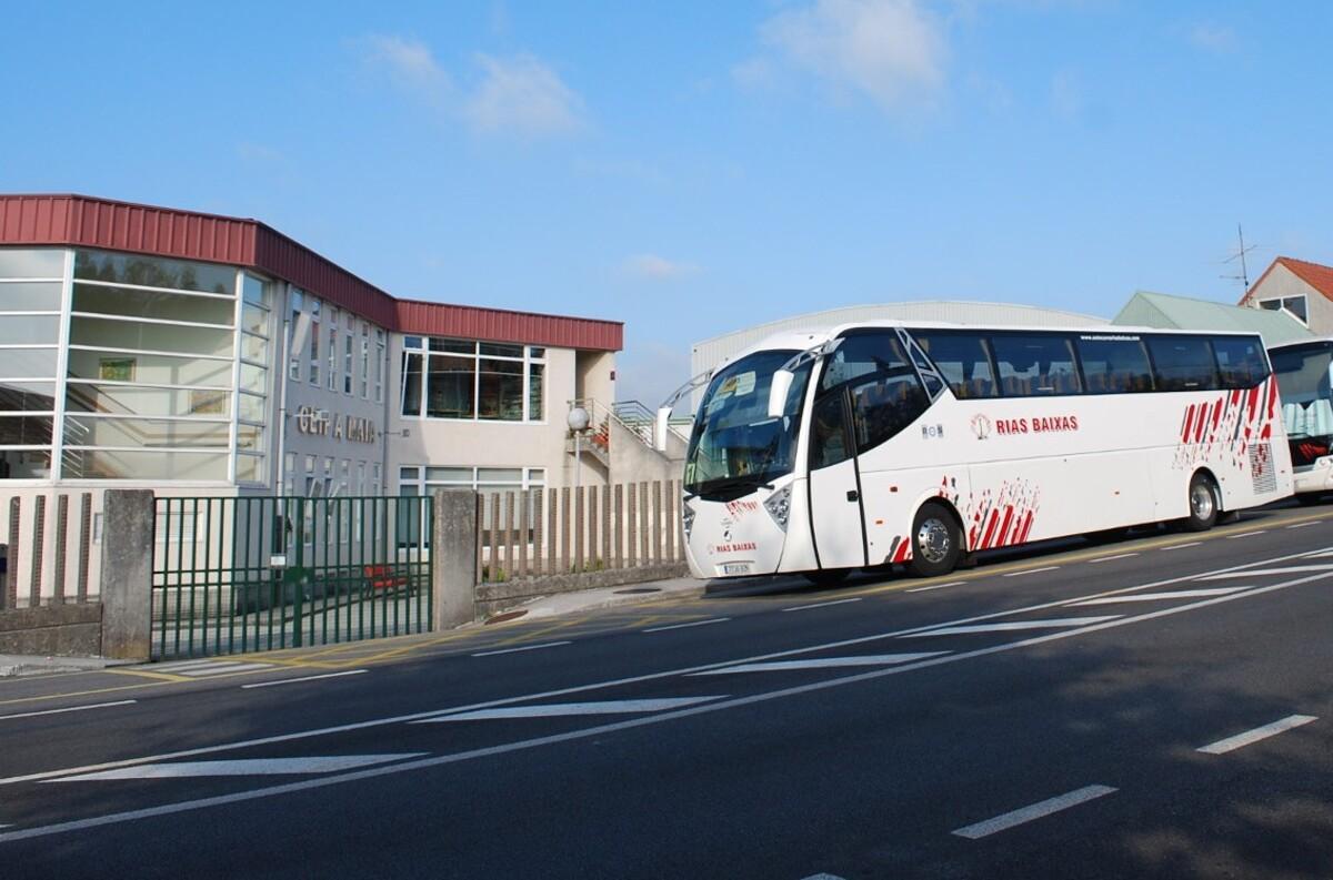 Entrada principal ao CEIP A Maía, onde o PSOE amesán pide que se renove a cuberta
