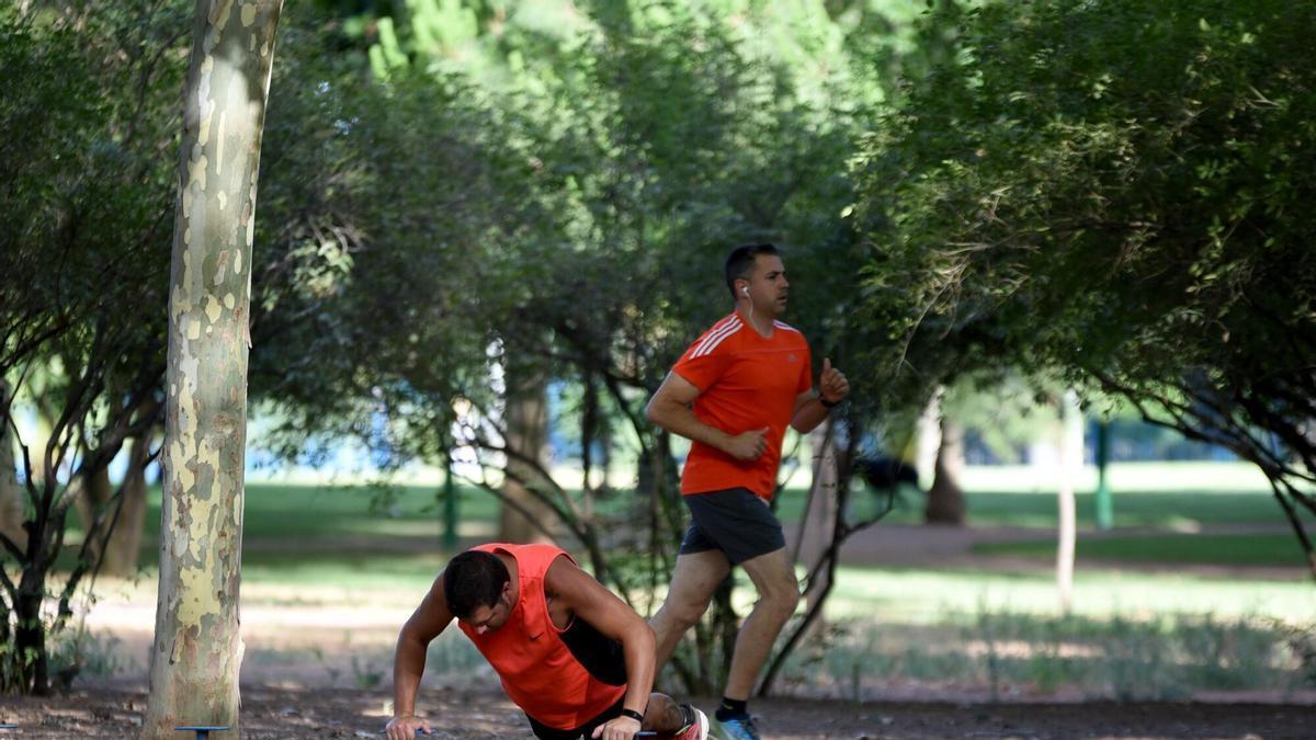 Personas practicando deporte en el circuito del Parque Cruz Conde.