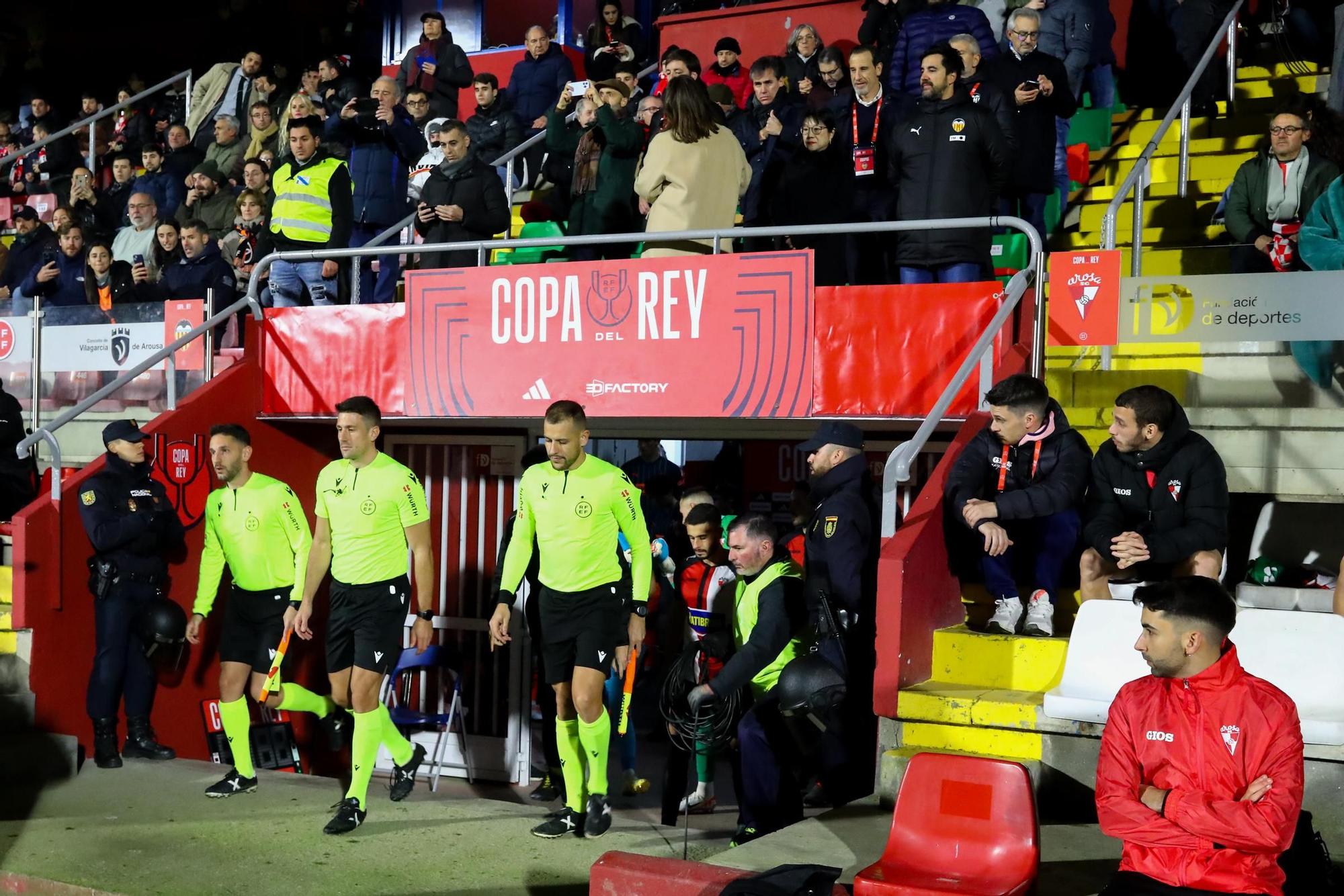 Las imágenes de una noche para la historia del Arosa con el Valencia como rival