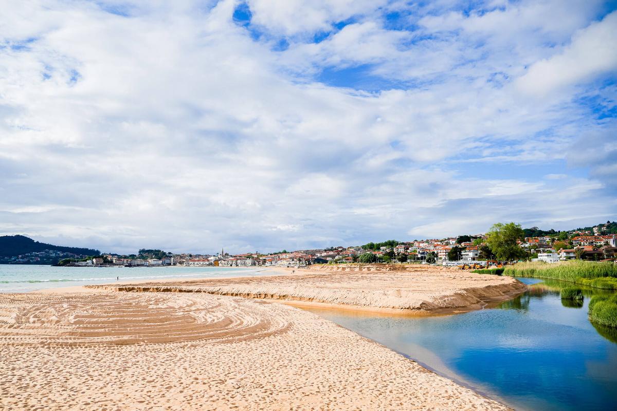 praia america, movimientos de arena para modificar el cauce del rio , que antes bajaba en curva por donde estan las gruas en la foto y ahora le hicieron una desembocadura perpendicular al mar mas hacia el centro de la playa