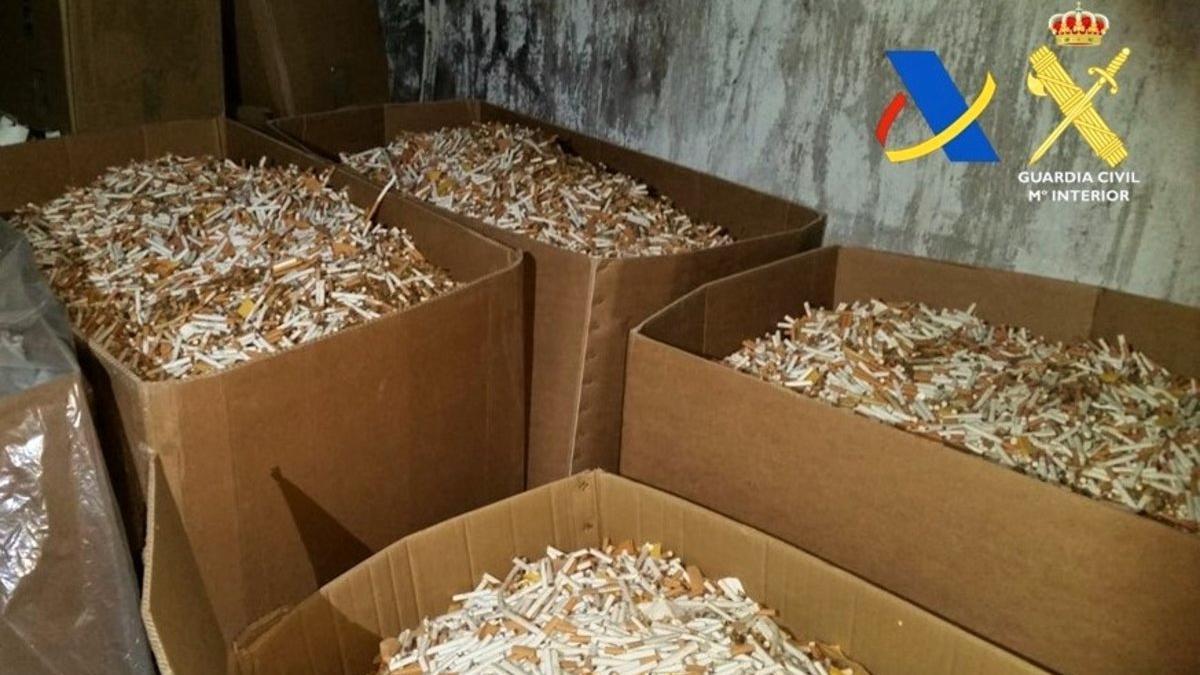 Cajas de cigarros en una fábrica clandestina de tabaco en Les Borges Blanques.
