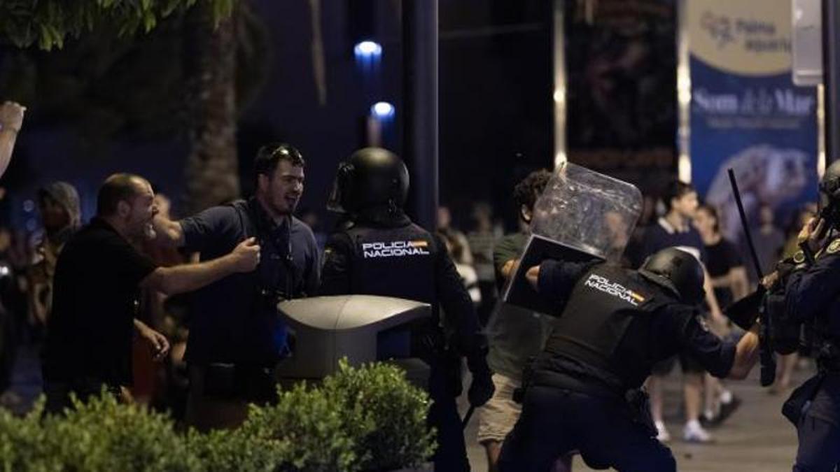 Cargas policiales en la manifestación contra la masificación turística el domingo en Palma-
