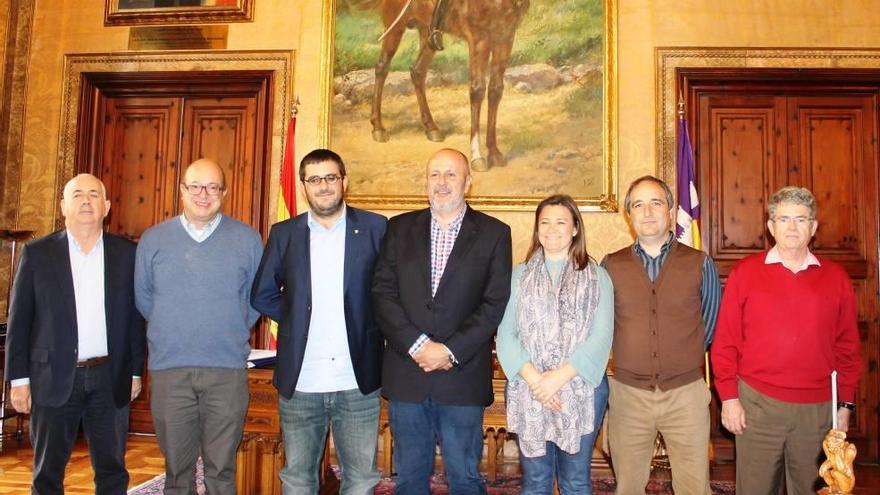 Miembros del Govern, Consell y Comissió de Medi Ambient, ayer.