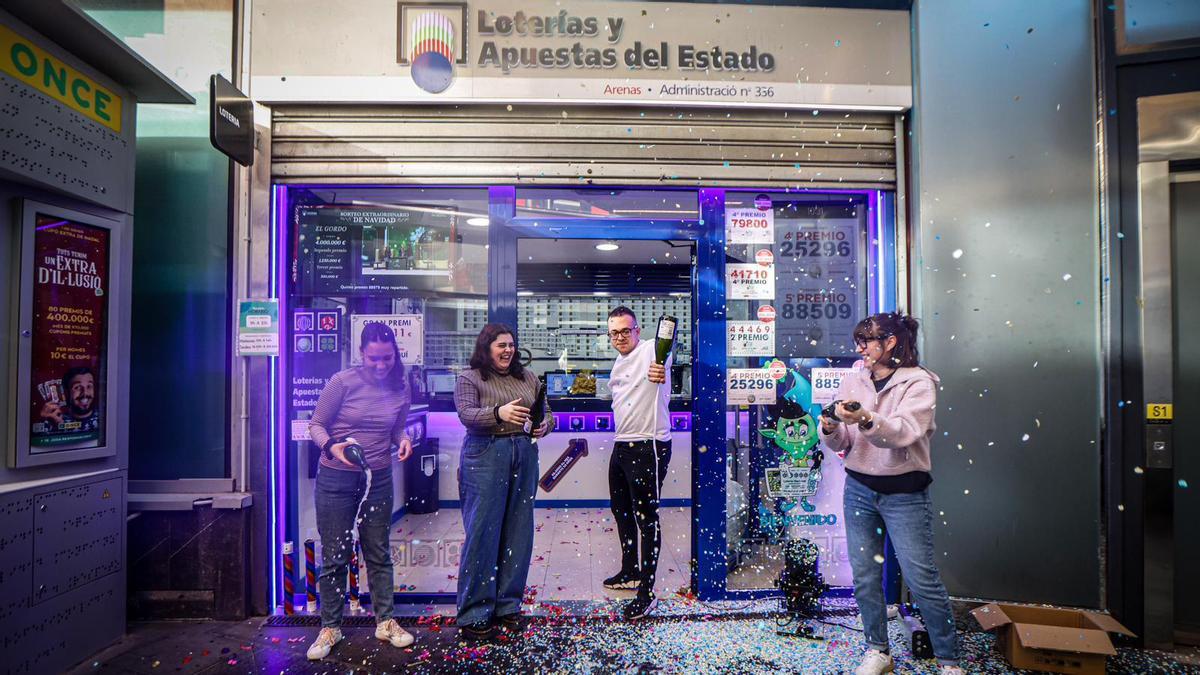 Celebración de un quinto premio en la administración de lotería del centro comercial Arenas, en Barcelona